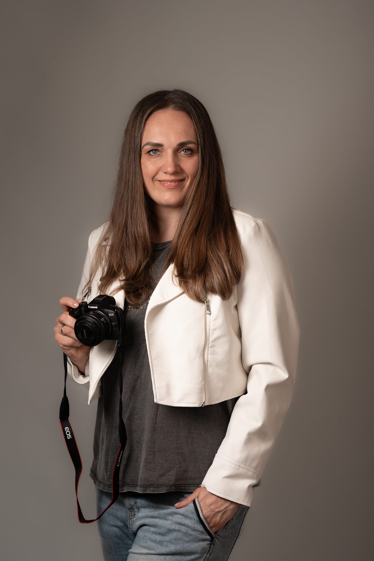 Yuliya Bogmatser holding her camera